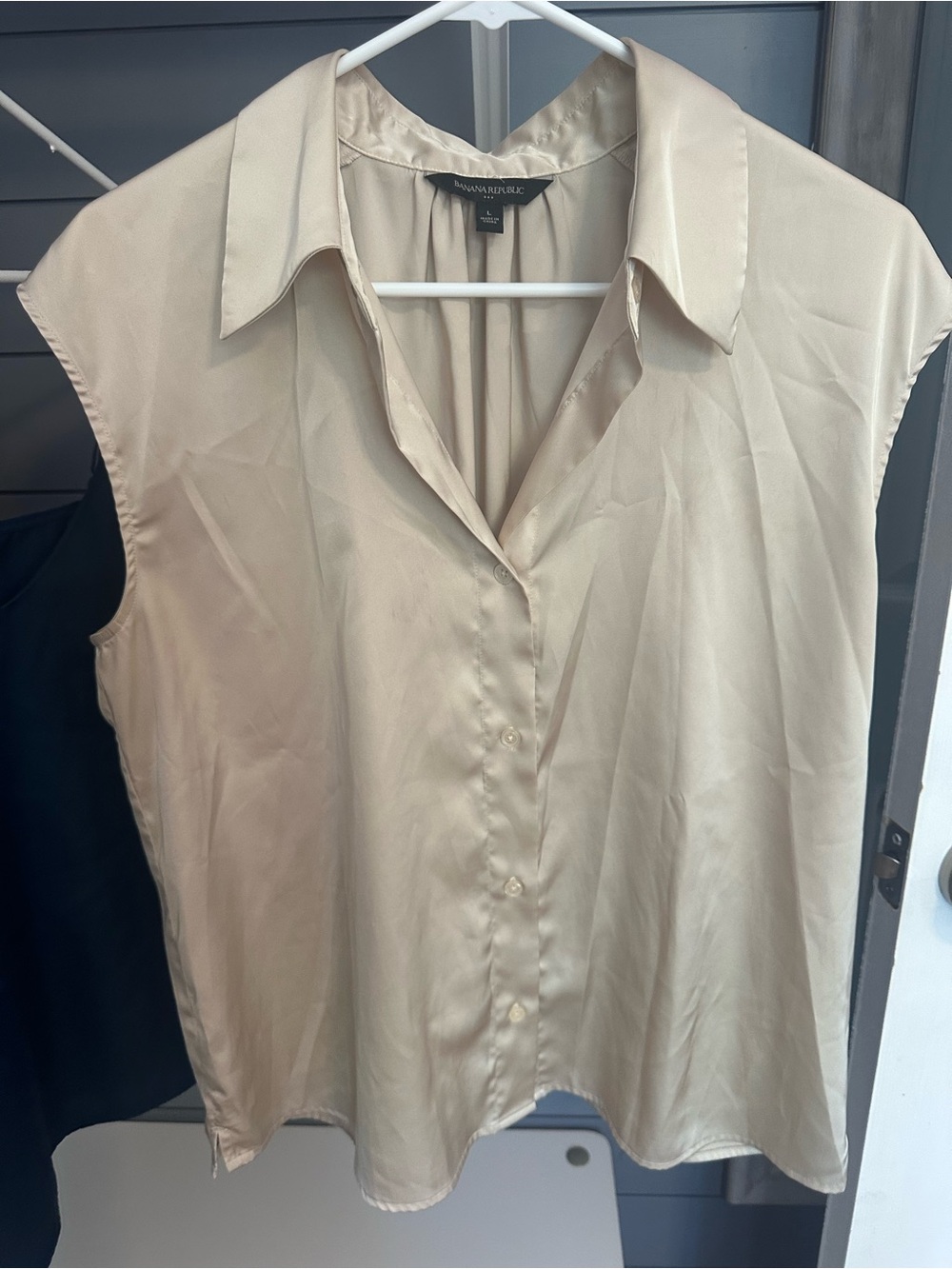Banana Republic Cream Satin Sleeveless Button-Up Top - Picture 2 of 5